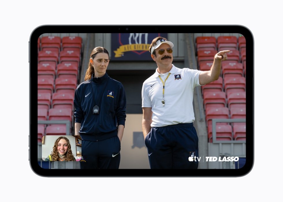 Novo iPad mini mostrando tela e chamada FaceTime, em imagem oficial da Apple.