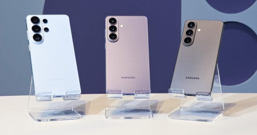 Galaxy S26 Ultra, Galaxy S26+ e Galaxy S26 lado a lado, em imagem oficial da Samsung