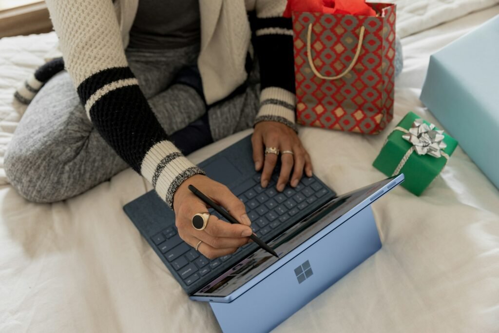 Pessoa usando um notebook para pesquisar produtos e comprar pela internet