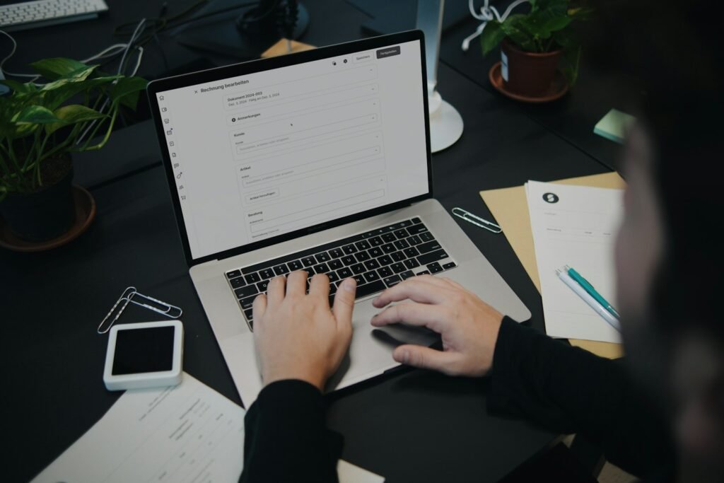 Pessoa usando no notebook uma plataforma digital para organizar faturas e pagamentos