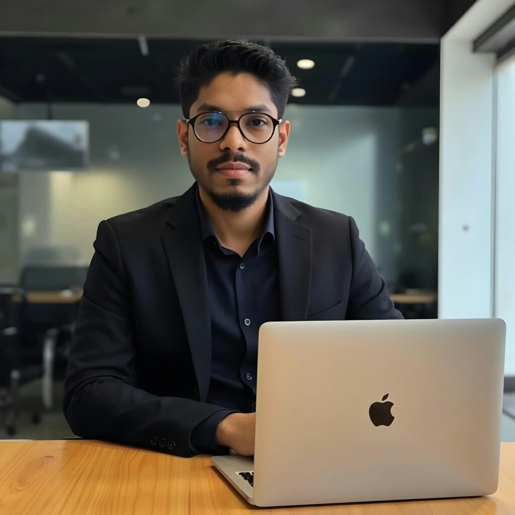 Profissional trabalhando com notebook em um escritório iluminado