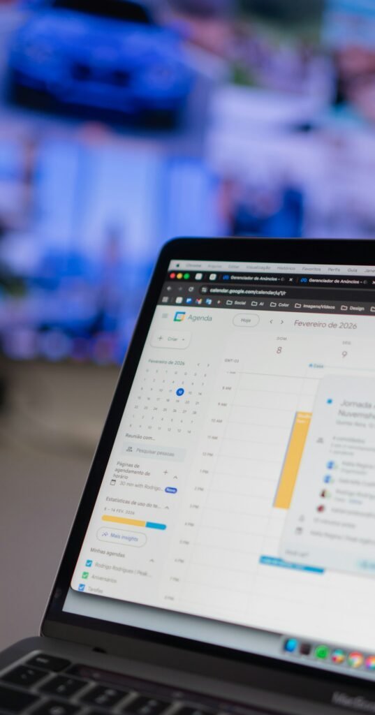 Notebook exibindo um calendário digital de tarefas e compromissos
