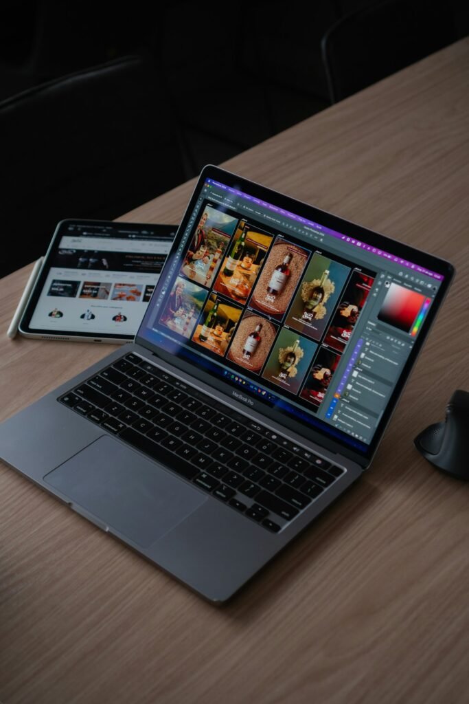 Notebook com software de edição de imagem em uma mesa de trabalho